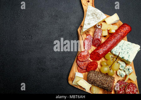 Wurst- und Käseplatte mit Salami Wurst und Käse Stockfoto