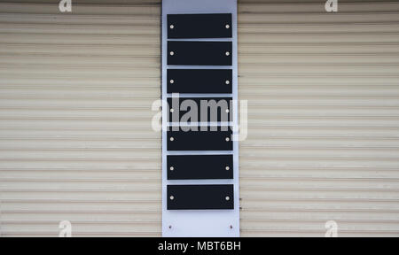 Leeren schwarzen Firma Platten an der Wand montiert Stockfoto