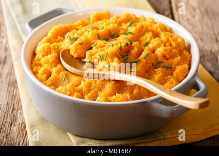 Vegetarisches Essen: Süßkartoffelpüree mit Kräutern close-up in einem Topf auf einem Tisch. Horizontale Stockfoto