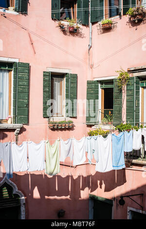 Wäscheservice, hingen in einem Hof in Venedig, Italien Stockfoto