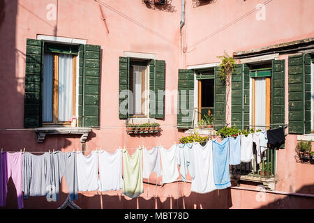 Wäscheservice, hingen in einem Hof in Venedig, Italien Stockfoto