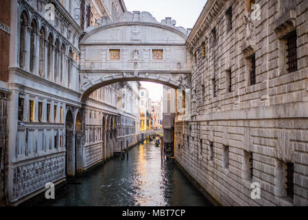 Die Seufzerbrücke (Ponte dei Sospiri), Venedig, Italien Stockfoto