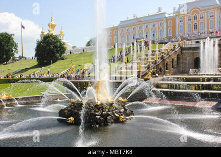 St. Petersburg, Russland - Juli 8, 2014: Fontänen in Peterhof, unteren Park Stockfoto