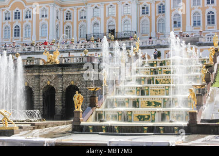 St. Petersburg, Russland - Juli 8, 2014: Fontänen in Peterhof, unteren Park Stockfoto