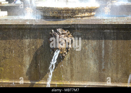 St. Petersburg, Russland - Juli 8, 2014: Fontänen in Peterhof, unteren Park Stockfoto