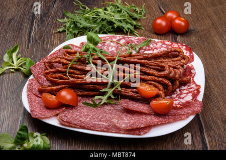 Geräucherte Wurst verschiedene Sorten. Holz- Hintergrund. Nahaufnahme Stockfoto