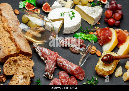 Verschiedene Arten von Käse, Fleisch, Obst und Wein Stockfoto