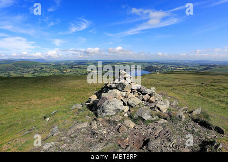 Gipfel Cairn auf Arthurs Hecht fiel, mit Blick auf den Ullswater, Nationalpark Lake District, Cumbria, England, UK Arthurs Hecht fiel ist einer der 214 Wainwr Stockfoto