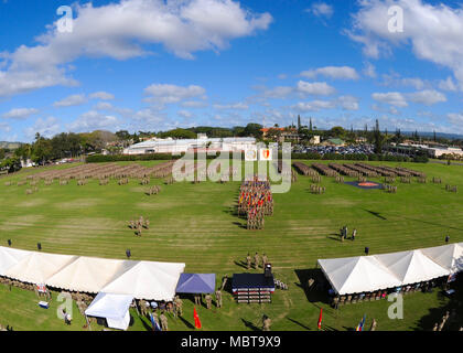 Mehr als 5.000 25 Infanterie Division Soldaten nahmen an der Abteilung ändern des Befehls Jan. 4 bei Weyand, Schofield Barracks. Generalmajor Ron Clark angenommen Befehl von Generalmajor Christopher Cavoli. Cavoli hat für die Förderung nominiert und wird seine Karriere in Europa fortzusetzen. (U.S. Armee Foto von Sgt. Ian Ives, 25 Sustainment Brigade Public Affairs, 25 Infanterie Division). Stockfoto