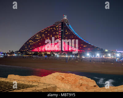 DUBAI, VAE - Dezember, 2017: Das Jumeirah Beach Hotel bei Nacht mit roten leds beleuchtet Stockfoto