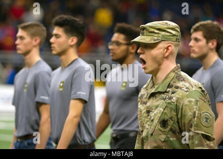 Ein Soldat der US-Armee marschiert Rekruten auf dem Fußballfeld im Alamodome, wo Sie ihren Amtseid Rekrutierung dauern wird, bevor der US-Armee All-American Bowl Jan. 6, 2018, in San Antonio, Texas. Die all-american Bowl ist der Nation premier High School Football Spiel und dient als der überragende Startrampe für Amerikas Zukunft Hochschule und nationale Fußball-Stars. (U.S. Armee Foto von Sgt. Ian Tal, 345 Öffentliche Angelegenheiten Ablösung/Freigegeben) Stockfoto