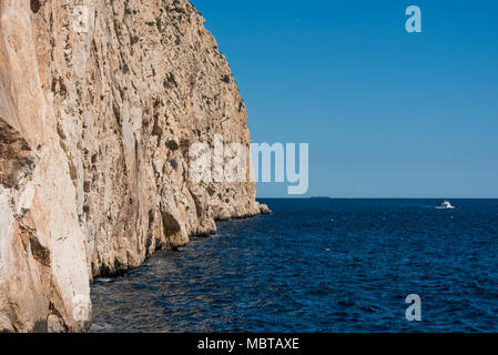 Wilde Klippen, Felsen Penon de Ifach in Calpe, Costa Blanca, Provinz Alicante, Spanien Stockfoto