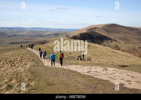 Wanderer absteigend Gipfel des Mam Tor, Castleton, Nationalpark Peak District, Derbyshire, England, Vereinigtes Königreich, Europa Stockfoto