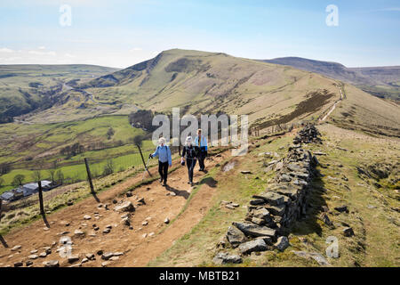 Wanderer auf dem großen Ridge Spaziergang an der Hollins Cross mit Blick auf Mam Tor und Hoffnung und Edale Täler, Castleton, Peak District National Park Stockfoto