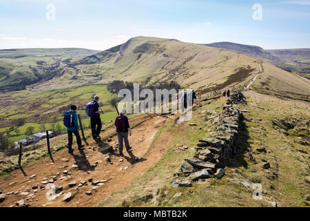 Wanderer auf dem großen Ridge Spaziergang an der Hollins Cross mit Blick auf Mam Tor und Hoffnung und Edale Täler, Castleton, Peak District National Park Stockfoto