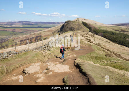 Die große Ridge zu Fuß Backtor Nook und Verlieren, Hügel, mit Blick auf die Hoffnung und die edale Täler, Castleton, Peak District National Park Stockfoto