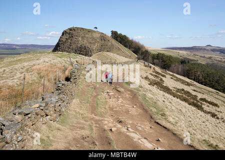 Die große Ridge zu Fuß Backtor Nook suchen mit Blick auf die Hoffnung und die edale Täler, Castleton, Peak District National Park Stockfoto