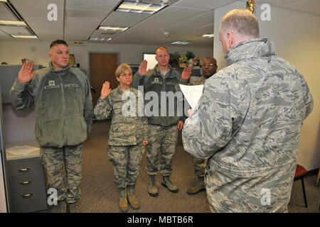 Mitglieder der 127 Flügel wieder in der Michigan Air National Guard bei Selfridge Air National Guard Base, Mich., Nov. 6, 2018 gewinnen. Im vergangenen Jahr gab es 280 enlistments und Re-enlistments in der Michigan Air National Guard hier. (U.S. Air National Guard Foto von älteren Flieger Ryan Zeski) Stockfoto