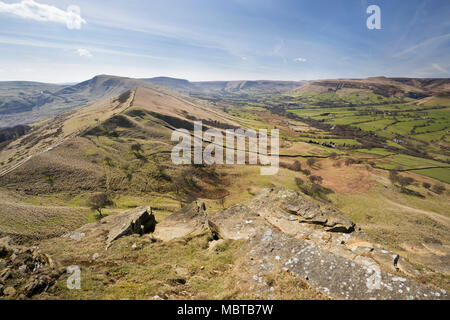 Blick über die edale Tal und die Große Ridge vom Gipfel des Backtor Nook mit Mam Tor Abstand Stockfoto