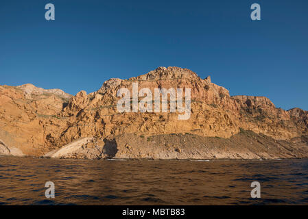 Sierra Helada Klippen aus dem Meer, Benidorm, Alicante, Spanien, Europa Stockfoto