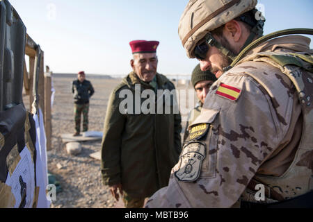 Eine spanische Staff Sgt. nach La Legion Infanterie zugeordnet, Scans ein Ziel mit irakischen Soldaten im Camp Besmaya, Irak Jan. 7, 2018. Die Schulung ist Teil des gesamten Combined Joint Task Force - inhärenten Building Partner Kapazität mission lösen, die über die Ausbildung und die Verbesserung der Fähigkeit der zusammengeschlossen, um Kräfte, die ISIS konzentriert. CJTF-OIR ist die globale Koalition zu besiegen ISIS im Irak und in Syrien. (U.S. Armee Fotos von SPC. Zakia Grau) Stockfoto