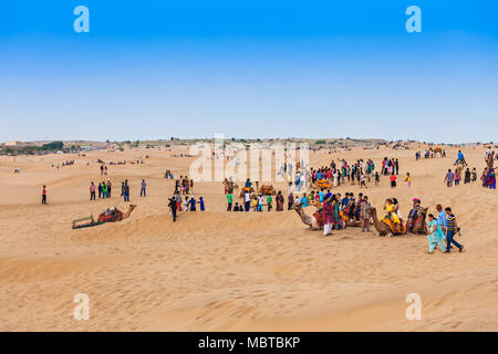 JAISALMER, INDIEN - 13. Oktober: Unidenfified Menschen und Kamele in der Wüste Thar am 13. Oktober 2013, Jaisalmer, Indien. Stockfoto