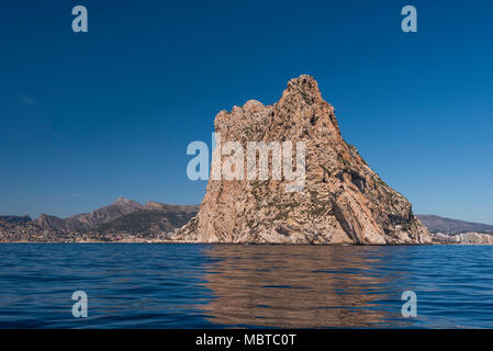 Der Berg Penon de Ifach in Calpe vom blauen Meer, Provinz Alicante, Spanien Stockfoto