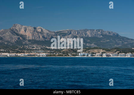 Altea Küste mit Puig Campana und Ponoch Berge aus dem Mittelmeer, Provinz Alicante, Spanien, Europa Stockfoto