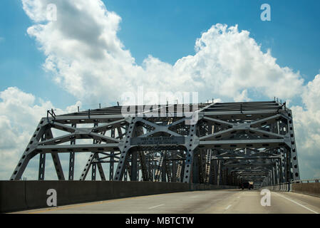 Fahrt über die Huey P. lange Brücke über den Fluss Missssippi in Louisiana, USA; Konzept für die Reise in den USA und Louisiana Stockfoto