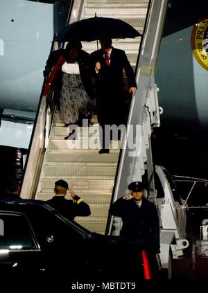 Präsident Donald J. Trumpf und Alveda König, Nichte von Martin Luther King, jr., 13.00 Air Force One auf Dobbins Air Reserve Base, Ga., Jan. 8, 2018. Der Präsident unterzeichnete Rechtsvorschriften zu Martin Luther King, Jr.'s Geburtshaus in Georgien als National Historic Park benennen. (U.S. Air Force Foto/Don Peek) Stockfoto