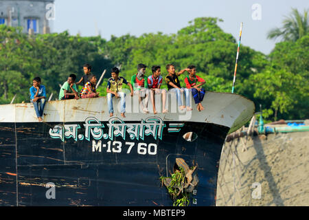 Eine Gruppe von neugierigen Kinder sitzen auf einem Schiff die Traditionelle Regatta auf dem Fluss Buriganga, Dhaka, Bangladesch zu sehen. Stockfoto