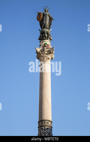 Die Spalte von der Unbefleckten Empfängnis (La Colonna della Immacolata) ist ein Denkmal in der Stadt Rom, es zeigt die Jungfrau Maria mit Blumen. Stockfoto