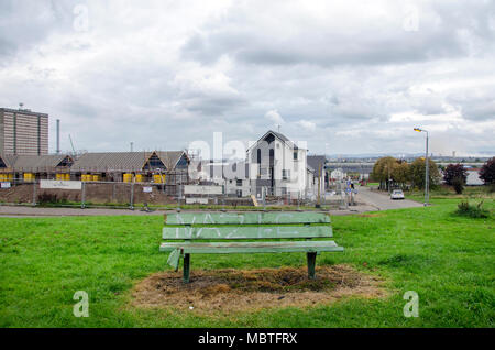 GLASGOW, Schottland - 11. OKTOBER 2016: eine grüne Bank mit der Schreibweise der Nazi in der Prospecthill Circus in Toryglen. Stockfoto