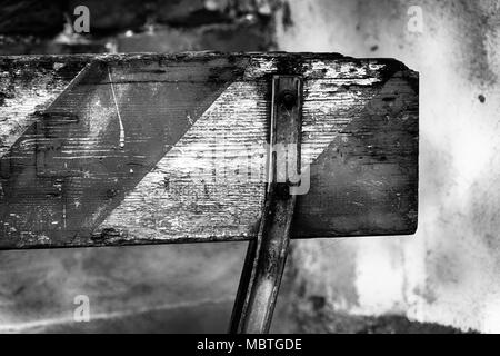 Rote und weiße Linien der hölzernen Barriere. An der U-Bahn Station Flughafen Hintergrund Rot Weiß Warnung Fechten ist schützt kein Eintrag Stockfoto