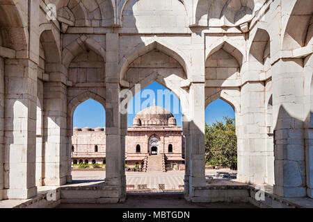 Ashrafi Mahal und Jama Masjid Moschee in Mandu, Madhya Pradesh, Indien Stockfoto