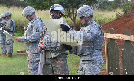 Spc. Basilio, der Sitz und die Hauptverwaltung Batterie, 94th Army Air und Raketenabwehr Befehl seine Qualifikation Papier Ziel überprüfen, nachdem er 40 Runden mit seinem zugewiesenen Waffe zugeordnet. Der Soldat war die Teilnahme an verschiedenen dichte Woche der Einheit. Die Ausbildung Soldaten der Einheit die Möglichkeit, ihre Fähigkeiten und das Vertrauen in ihre Ausrüstung zu verbessern. (Foto von Sgt. Klasse Claudio R. Tejada, 94th AAMDC PAO) Stockfoto