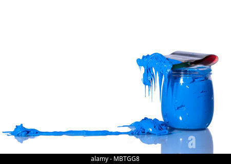 Blaue Farbe von plastisol Tinte auf weißem Hintergrund. plastisol Tinte verwenden Sie für den Druck auf T-Shirt und jeder Stoff Stockfoto