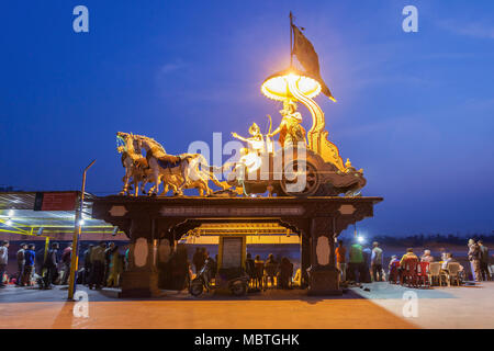 RISHIKESH, INDIEN - November 08, 2015: Die Statue des hinduistischen Gottes Krishna und seine Anhänger Arjuna in Rishikesh nachts, Nordindien. Stockfoto