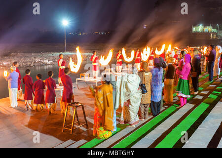 RISHIKESH, INDIEN - November 08, 2015: Ganga Aarti Zeremonie in Rishikesh, Indien. Es ist ein Hindu Ritual der Gottesdienst, in dem Licht von Dochte in g getränkt Stockfoto