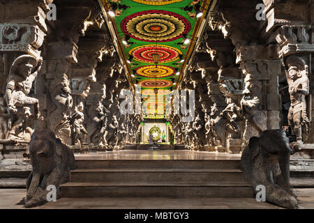 Innerhalb des Meenakshi hindu-Tempel in Madurai, Tamil Nadu, Südindien. Religiöse Halle der Tausend Säulen Stockfoto