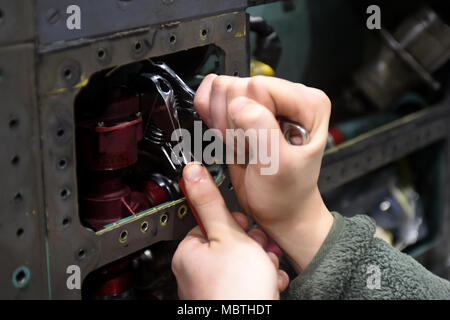 Ein 48Th Component Maintenance Squadron Airman Änderungen ein Druckventil in einem Flugzeug Pylon in der Royal Air Force Lakenheath, England, 8. Das Flugzeug Kraftstoffsysteme Abschnitt ist verantwortlich für die Kraftstoffsysteme auf allen RAF Lakenheath F-15 s. (U.S. Air Force Foto/Airman 1st Class Eli Chevalier) Stockfoto