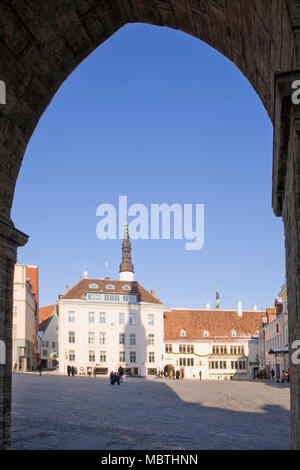 Town Square von den Arkaden des Rathauses: Raekoja Plats, Altstadt Tallinn, Estland Stockfoto