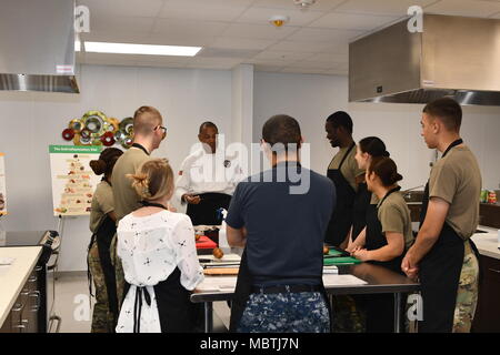 Sgt. 1. Klasse Raphael B. Bonair, Executive Adjutant, U.S. Army Norden (fünfte Armee) Studenten unterrichten über Messer Auslastung der neuen Lehre Küche in der Vogel Ausfallsicherheit. Der Vogel Ausfallsicherheit Center ist eine neue Anlage mit acht Einheiten von resiliency Services an einem Standort. Dieses Werk ist einzigartig in Fort Sam Houston und einzigartig in der Armee. Die Eröffnung der Vogel Ausfallsicherheit Center wurde am 5. Januar 2018. Stockfoto