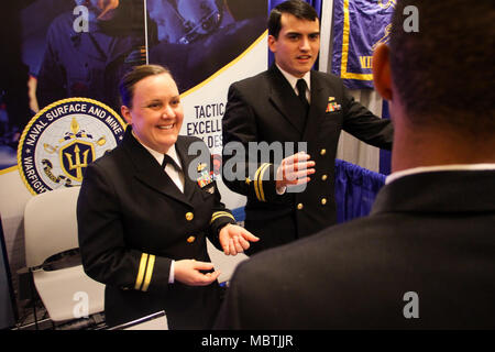 CRYSTAL CITY, Virginia (Jan. 9, 2018) Leutnant Brianna Frazier, Links, eine amphibische Kriegsführung (AMW) Kriegsführung Taktiken Kursleiter (WTI) zugeordnet zum AKL Abteilung der Naval Oberfläche und Mine Warfighting Development Center (SMWDC) spricht mit Midshipmen auf der 30. jährlichen Oberfläche Marine verband nationales Symposium. SMWDC ist einer von fünf der Marine Warfighting Entwicklungszentren und seine Mission ist die Letalität und taktischen Kenntnisse der Oberfläche tritt in allen Bereichen zu erhöhen. (U.S. Marine Foto von Leutnant Matthew A. Stroup/Freigegeben) Stockfoto