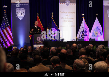 CRYSTAL CITY, Virginia (Jan. 9, 2018) Chef der Naval Operations (CNO) Adm. John Richardson spricht für die Gäste in der 30. jährlichen Oberfläche Marine verband nationales Symposium. (U.S. Marine Foto von Leutnant Matthew A. Stroup/Freigegeben) Stockfoto