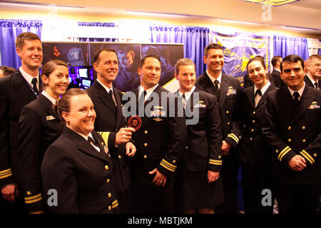 CRYSTAL CITY, Virginia (Jan. 9, 2018) Chef der Naval Operations (CNO) Adm. John Richardson posiert für ein Foto mit Kriegsführung Taktiken Ausbilder (WTI) von der Naval Oberfläche und Mine Warfighting Development Center (SMWDC), während eine integrierte Luft- und Raketenabwehr (Iamd) WTI-Patch auf der 30. jährlichen Oberfläche Marine verband nationales Symposium. SMWDC ist einer von fünf der Marine Warfighting Entwicklungszentren und seine Mission ist die Letalität und taktischen Kenntnisse der Oberfläche tritt in allen Bereichen zu erhöhen. (U.S. Marine Foto von Leutnant Matthew A. Stroup/Freigegeben) Stockfoto