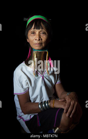 See Inle, Myanmar, 17. November, 2014: Porträt einer Kayan Frau in ihrer traditionellen outfitpo Stockfoto