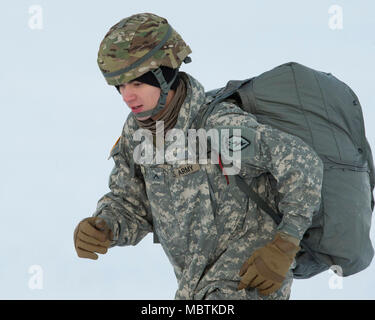 Armee Pvt. Conner Langley, ein Eingeborener von Baton Rouge, La., der 6. Brigade Engineer Battalion, 4th Infantry Brigade Combat Team (Airborne), 25 Infanterie Division, U.S. Army Alaska, geht die Rally point Nach seinem ersten Training in die Luft springen auf malemute Drop Zone, Joint Base Elmendorf-Richardson, Alaska, Jan. 9, 2018. Die Soldaten der 4/25 gehören zu den nur American Airborne Brigade im Pazifik und sind geschult in der Luft Manöver bei extrem kalten Wetterbedingungen/Höhe Umgebungen zur Unterstützung der Bekämpfung, Ausbildung und Katastrophenhilfe Operationen auszuführen. (U.S. Air Force Stockfoto