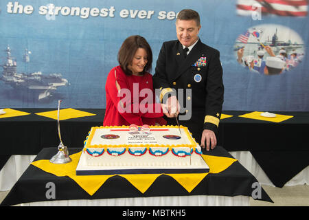 180111-N-KT 595-228 Busan, Republik Korea (Jan. 11, 2018) Hintere Adm. Michael E. Boyle, Commander, U.S. Naval Forces Korea, und seine Frau, Tracy, schneiden Sie einen Kuchen nach der Änderung des Befehls Zeremonie an CNFK Hauptquartier. Boyle entlastet Hinten Adm. Brad Cooper, immer 36 CNFK Commander's. (U.S. Marine Foto von Mass Communication Specialist 1. Klasse Chad M. Butler/Freigegeben) Stockfoto