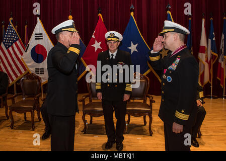 180111-N-TB 148-170 Busan, Republik Korea (Jan 11, 2018) - Hintere Adm. Michael E. Boyle macht ein Gruß an hinteren Adm. Brad Cooper vor Vice Adm. Phil J. Sawyer, Commander, U.S. Siebten Flotte, Kommando der US Naval Forces Korea (CNFK). Während der Zeremonie der Adm. Michael E. Boyle entlastet Hinten Adm. Brad Cooper, immer 36 CNFK Commander's. (U.S. Marine Foto von Mass Communication Specialist Seaman William Carlisle) Stockfoto